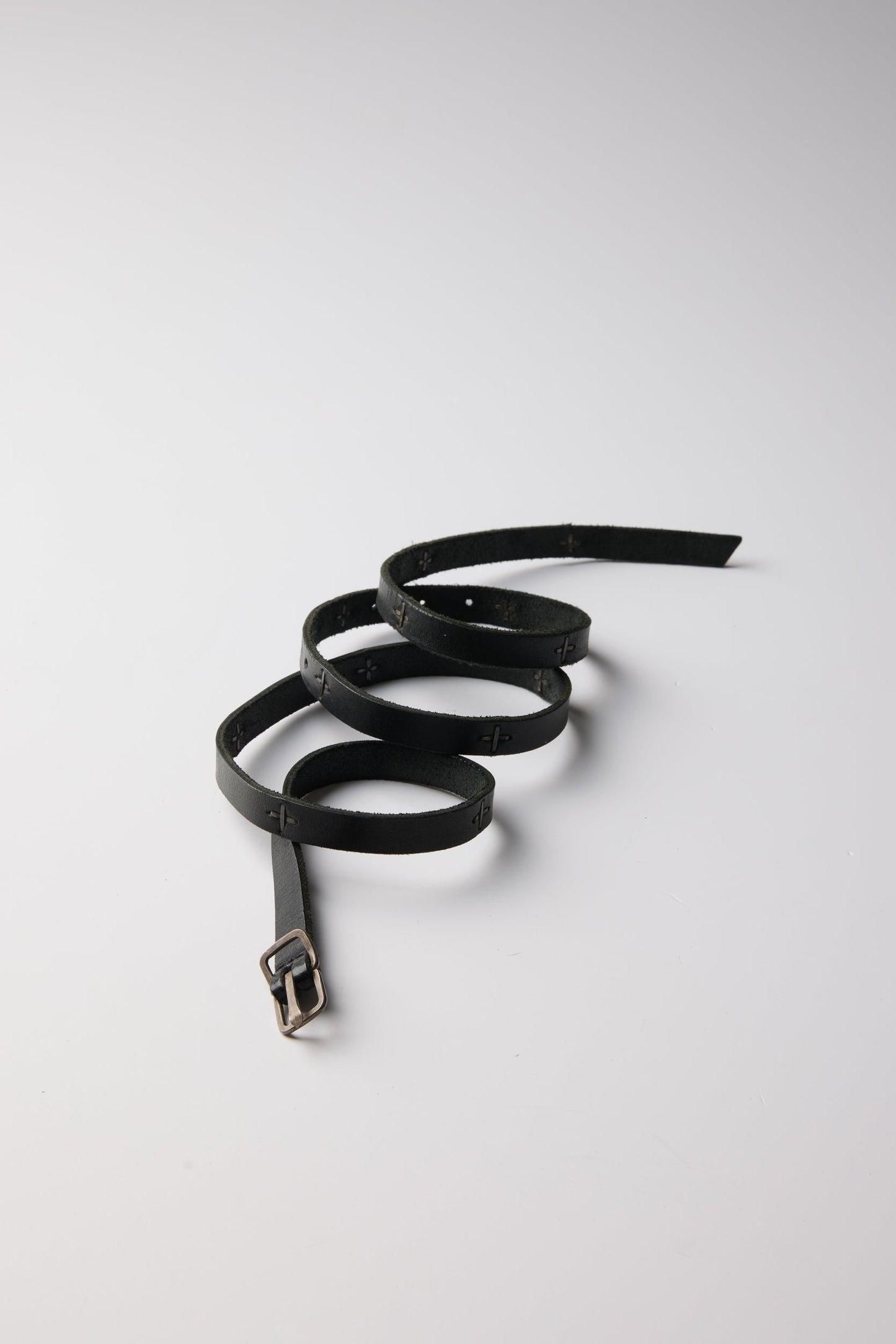 SMALL BUCKLE CROSS STUDDED SKINNY BELT