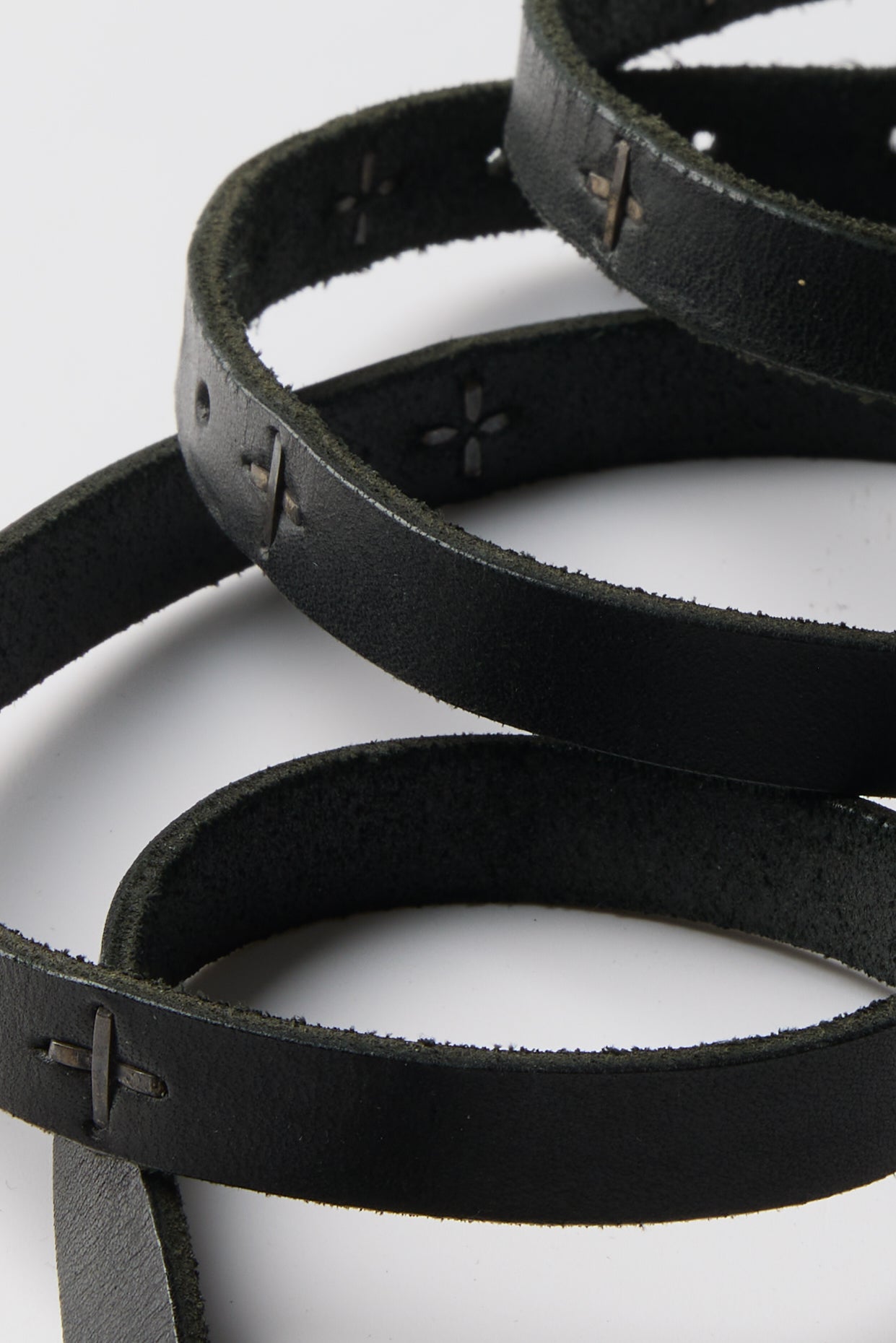 SMALL BUCKLE CROSS STUDDED SKINNY BELT