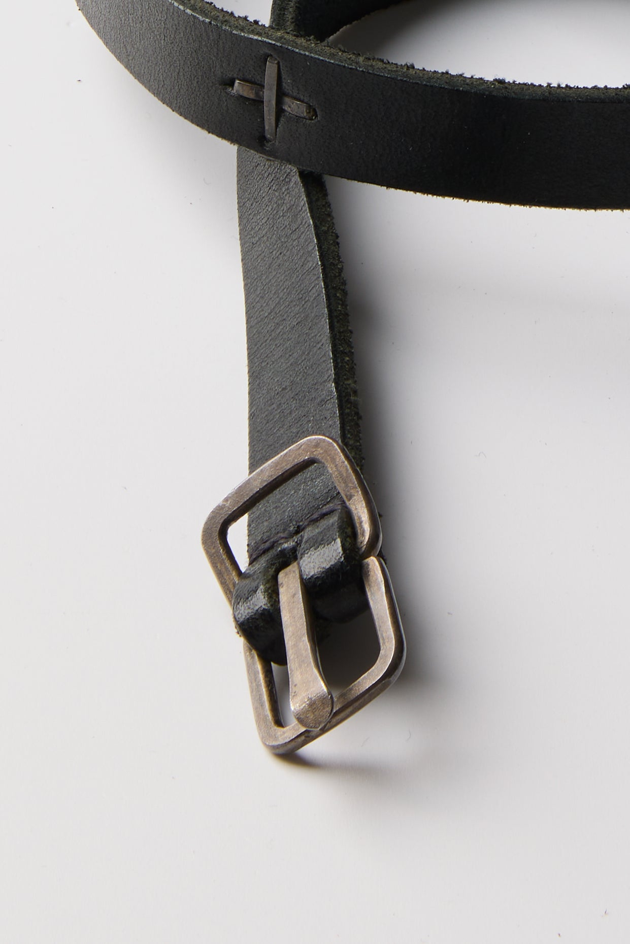 SMALL BUCKLE CROSS STUDDED SKINNY BELT