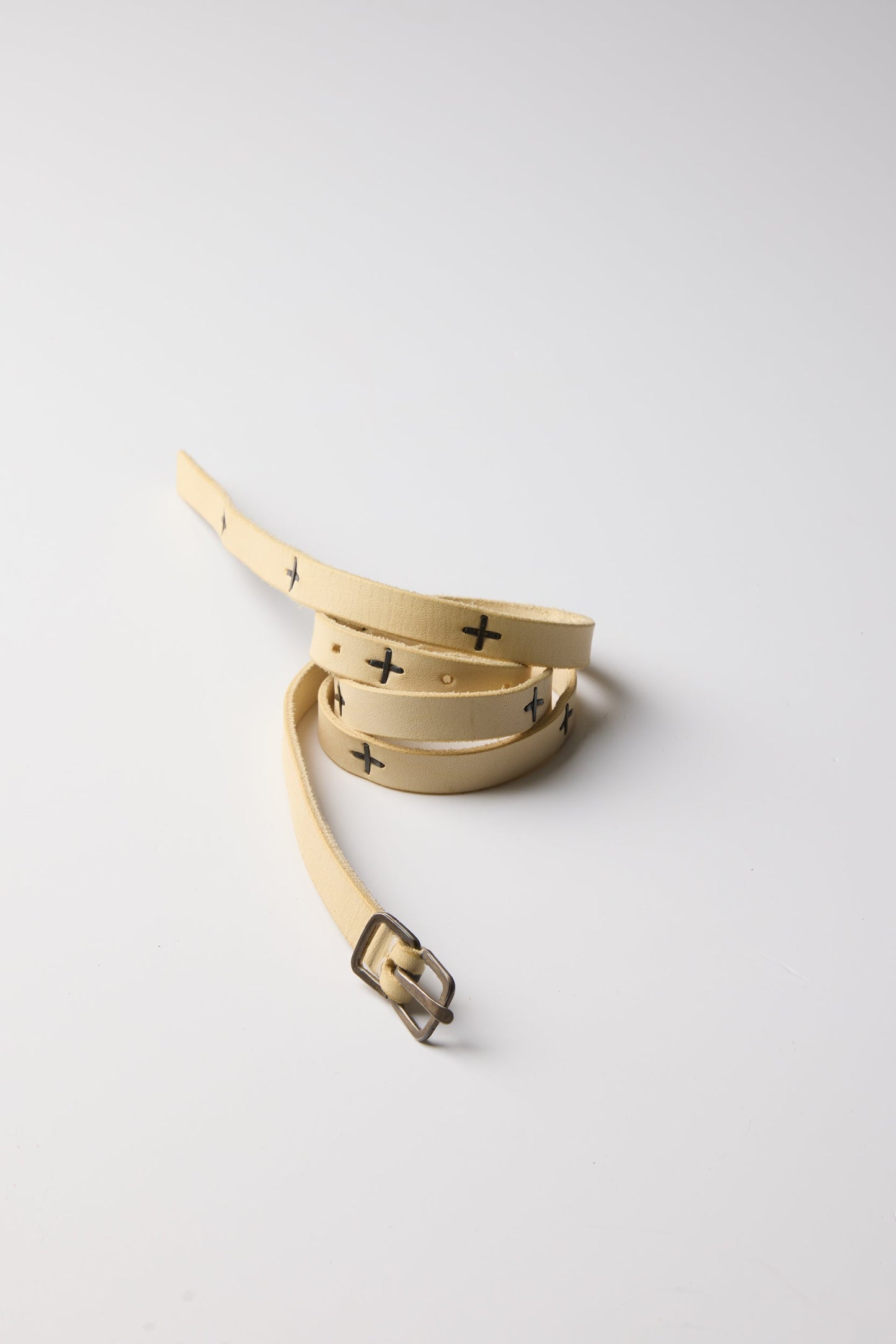 SMALL BUCKLE CROSS STUDDED SKINNY BELT