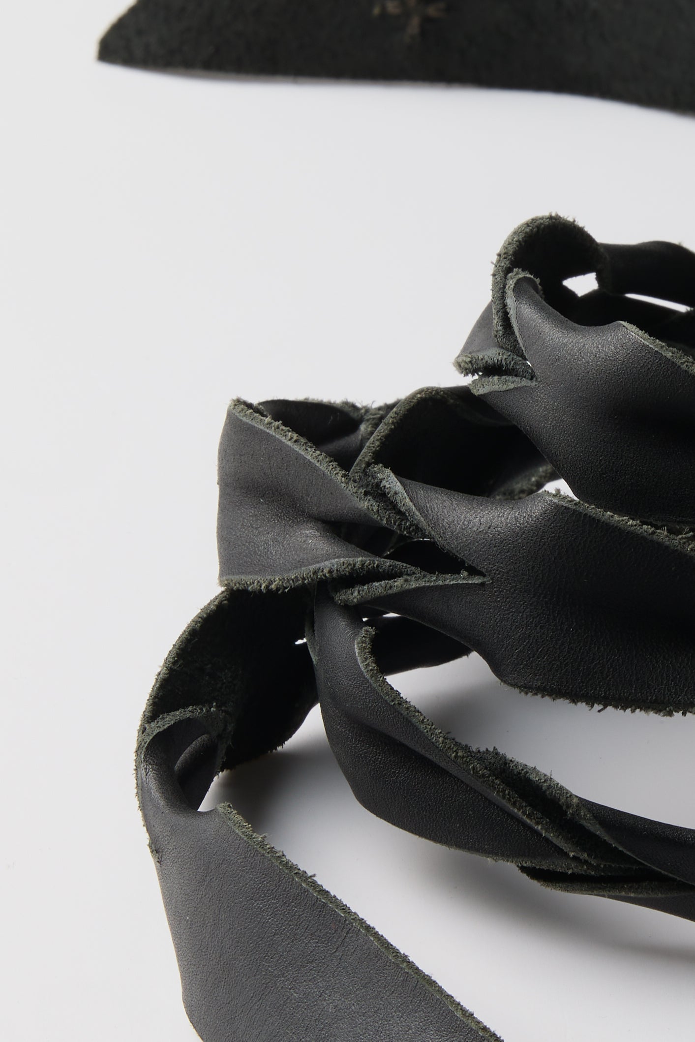 U BUCKLED BRAIDED SKINNY BELT