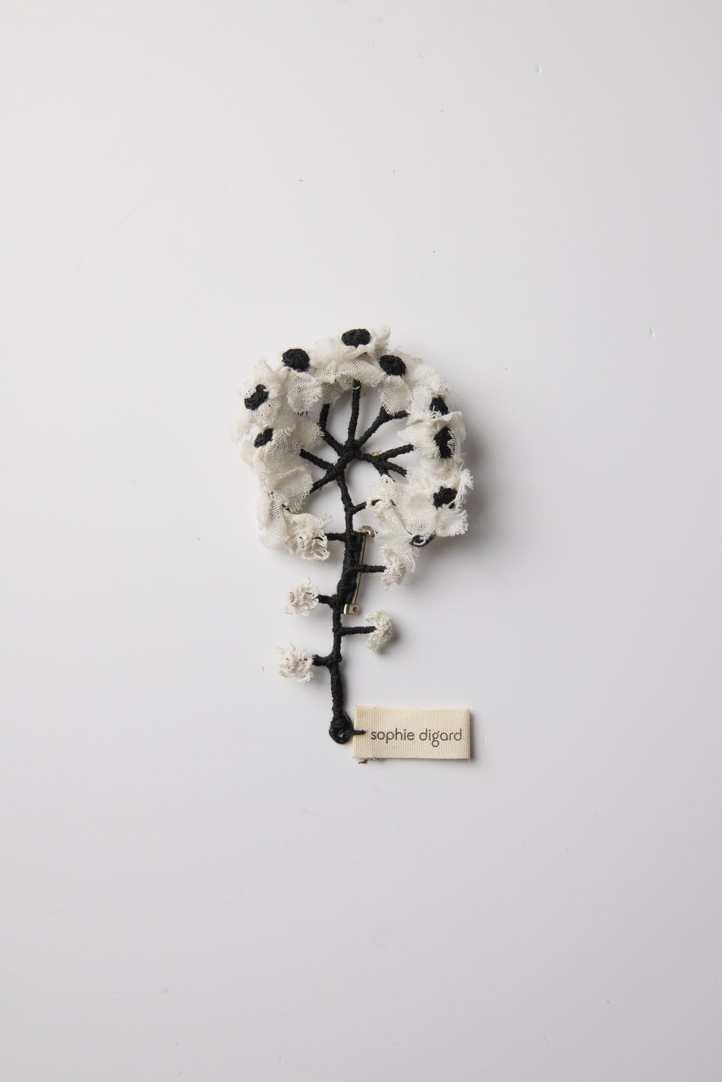 ECRUPAT-NOIR BROOCH
