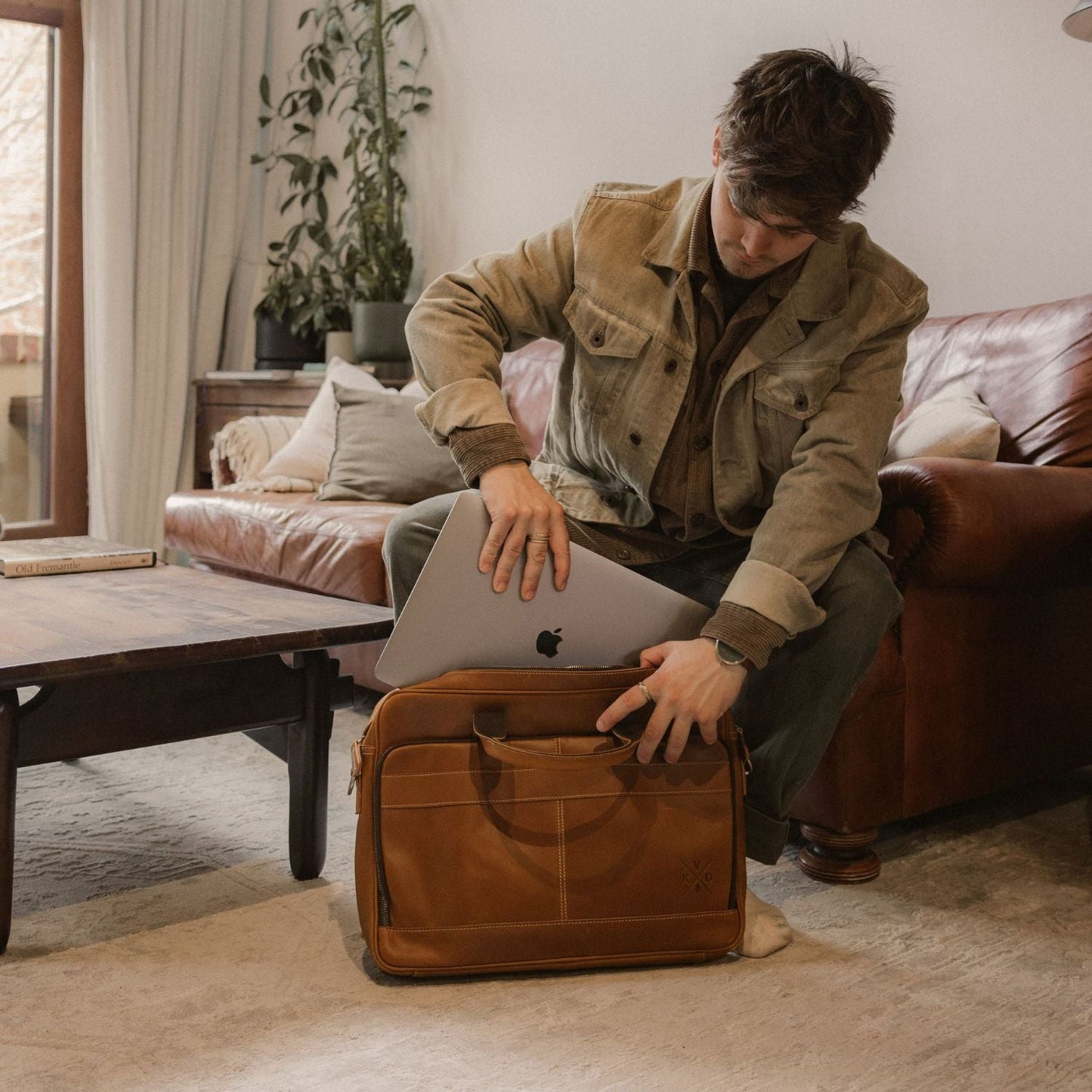 Manifold - Leather Messenger Bag - Tan